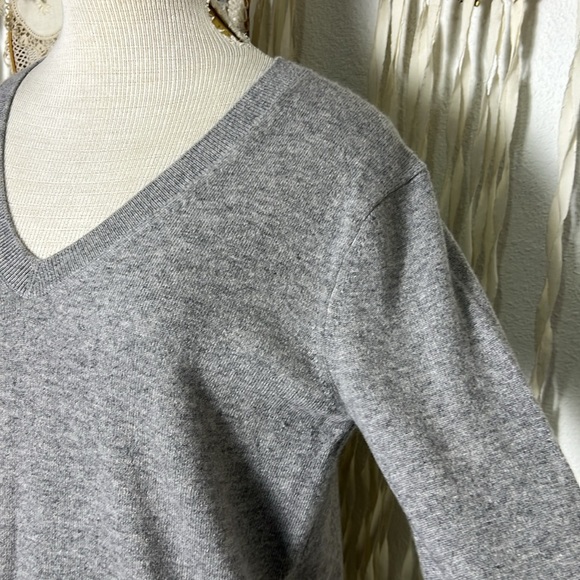 Vince V-Neck Gray Cashmere Long Sleeve Sweater Size XS - Picture 2 of 10